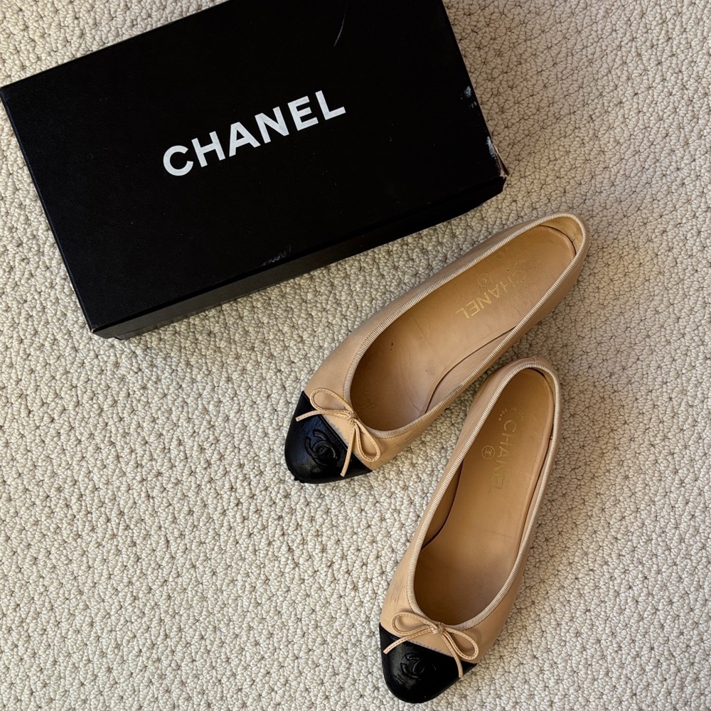 CHANEL Beige and Black cap toe ballet flats with original box